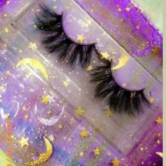 Lashes - Picture 8 of 11